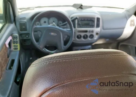 2004 Ford Escape Xlt z USA, uszkodzony, nr VIN 1FMYU03154KB52292